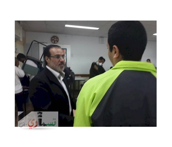 مدير المدرسة الثانوية الشاملة , إياد عامر , محاضراً أمام طلاب وطالبات ثانوية أحاد عهام في مدينة بيتح تكفا